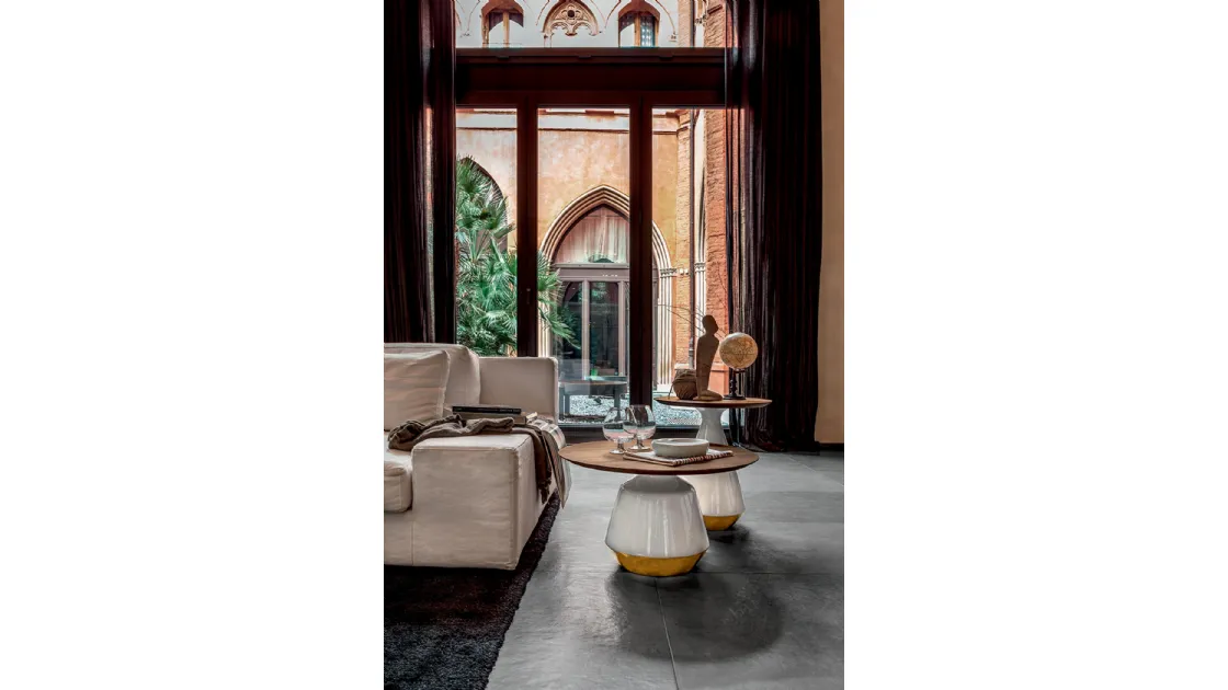 Tavolino rotondo con top rivestito in legno e base in ceramica bianca e oro Amira di Tonin Casa