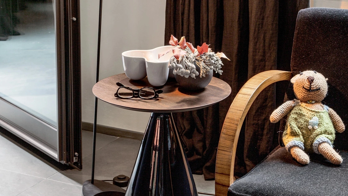 Tavolino rotondo con top rivestito in legno e base in ceramica bianca o nera Amira di Tonin Casa