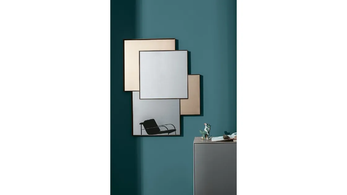 Specchio a mosaico dove la struttura in alluminio divide ma allo stesso tempo accompagna in modo armonioso le varie parti Combi di Sovet