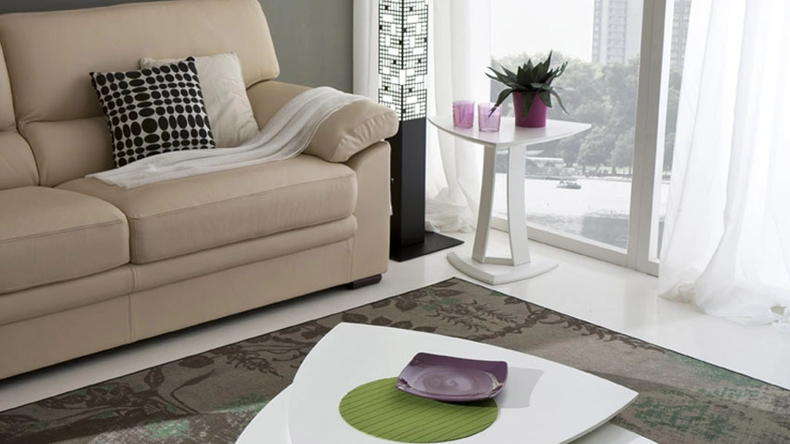 Tavolino basso di design con top girevole in laccato opaco Emma di La Primavera