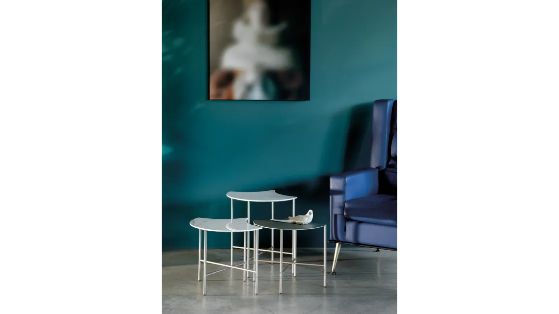 Tavolino con top sagomato e base in metallo o gres porcellanato Ginco di Tonin Casa