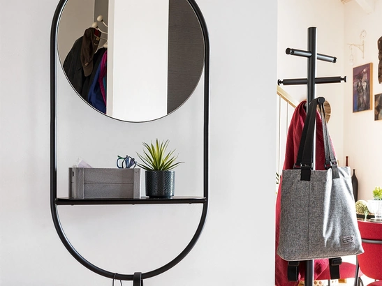 Specchio rotondo in metallo con mensola Juno di Connubia