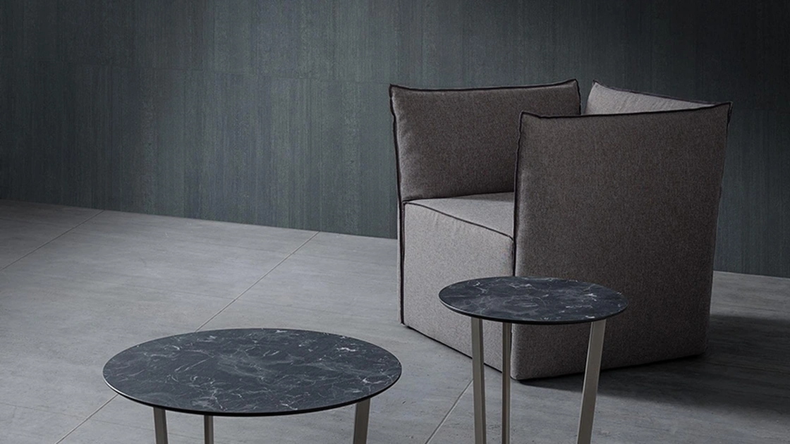 Tavolino rotondo Clio con top in HPL effetto marmo Nero e base in metallo di La Primavera