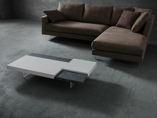 Tavolino di design in laccato supportato da un pannello in melaminico con piedini trasparenti Erica di La Primavera