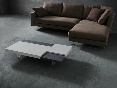 Tavolino di design in laccato supportato da un pannello in melaminico con piedini trasparenti Erica di La Primavera