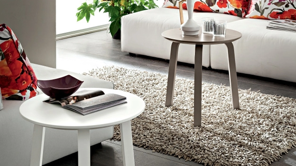 Tavolino da divano con piano in mdf laccato e tre gambe in legno massiccio Gioia di La Primavera