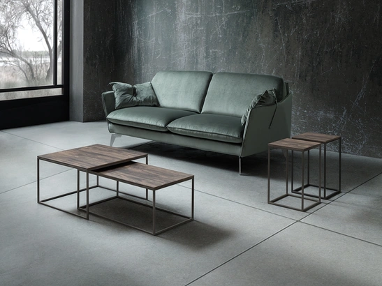 Tavolini realizzati in tre dimensioni Hilary con top in HPL effetto legno e base in metallo di La Primavera