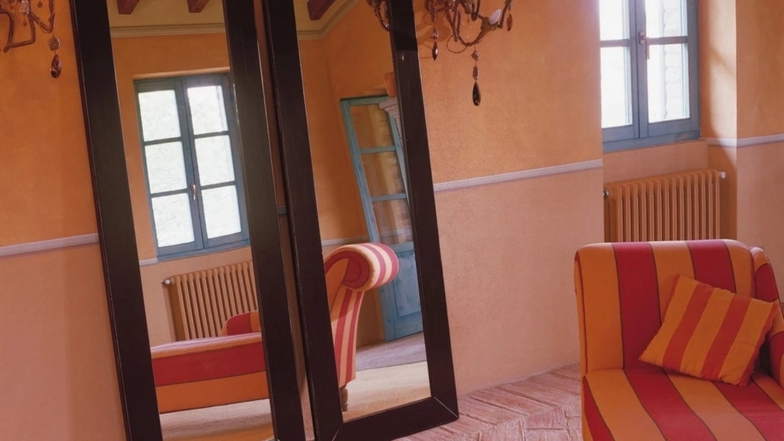 Specchiera Lenia con cornice in legno laccato di Tonin Casa