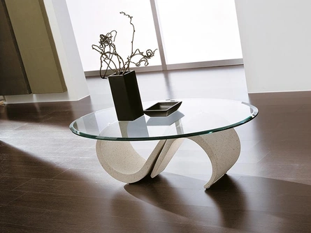 Tavolino in vetro con basamento realizzato in marmo sintetico Mara di La Primavera