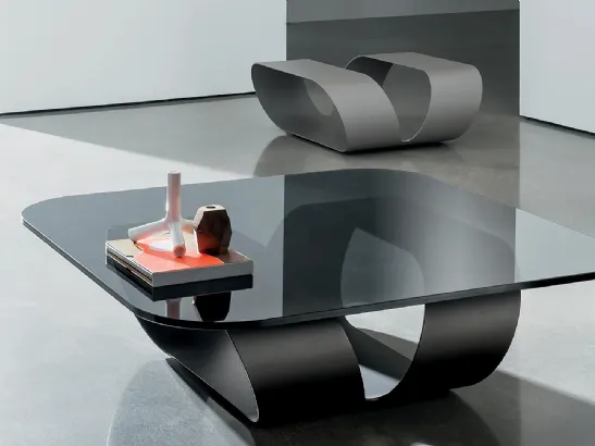 Tavolino di design Ring con top in vetro e struttura in lastra di metallo curvata di Sovet