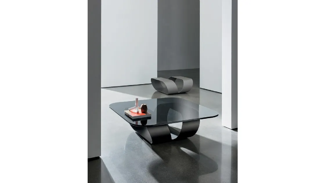 Tavolino di design Ring con top in vetro e struttura in lastra di metallo curvata di Sovet