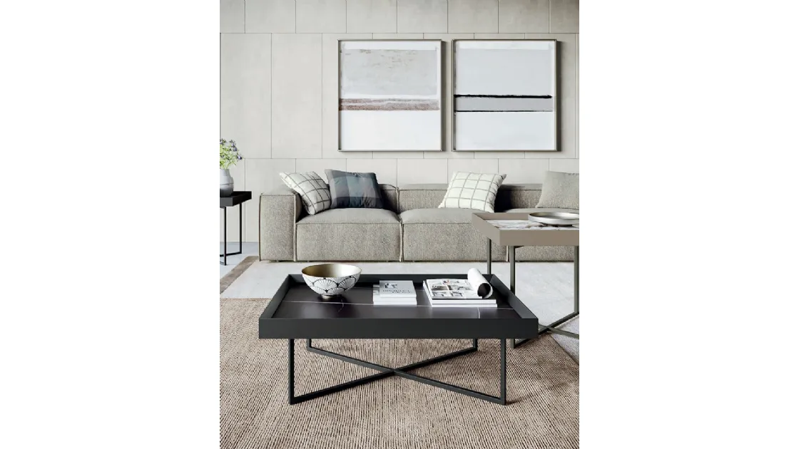 Tavolino Slash con top in gres e base in metallo di Dall'Agnese