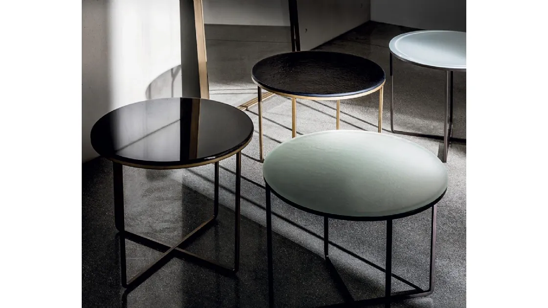 Tavolini Piktor con top in vetro materico con base in metallo laccato ottone brunito di Sovet