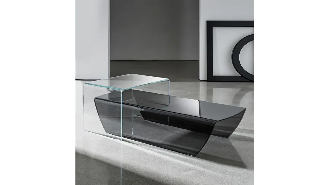 Tavolino di design Taky in vetro curvo trasparente extrachiaro o fumé di Sovet
