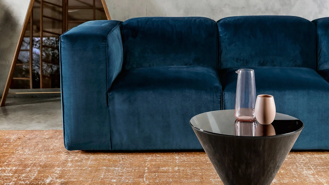 Tavolino rotondo con top in vetro fumé trasparente, struttura conica in metallo e base in marmo Flute di Tonin Casa