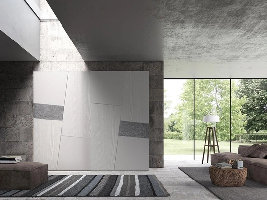 Armadio con ante scorrevoli Comp 320 in frassino, laccato e inserti in pietra di Mobilgam