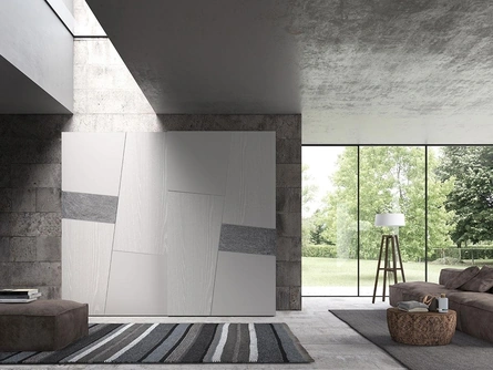 Armadio con ante scorrevoli Comp 320 in frassino, laccato e inserti in pietra di Mobilgam