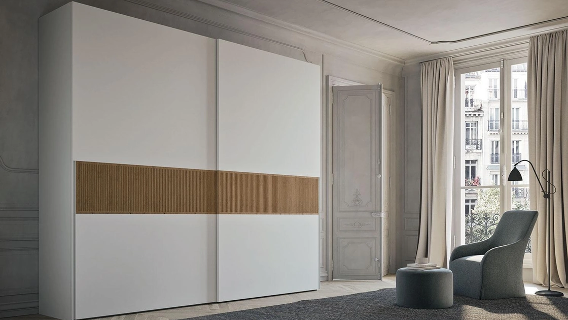 Armadio con ante scorrevoli in laccato con fascia in frassino cannettato Comp 370 di Mobilgam