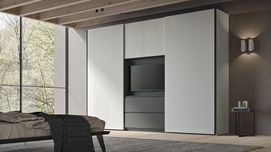 Armadio con ante scorrevoli e vano TV Comp 398 di Mobilgam