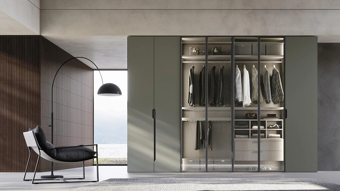 Armadio con ante battenti Comp N22 in laccato e vetro di Mobilgam