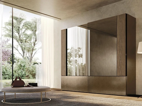 Armadio con ante scorrevoli in laccato ottone e specchio centrale Comp N28 di Mobilgam