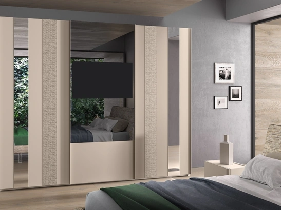 Armadio 12 con ante scorrevoli in laccato opaco, materico decor e specchio con TV di Corso 11