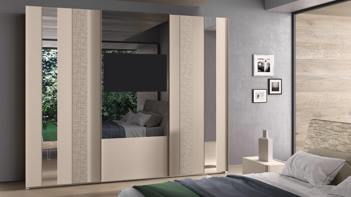 Armadio 12 con ante scorrevoli in laccato opaco, materico decor e specchio con TV di Corso 11