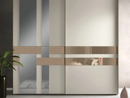 Armadio 14B con ante scorrevoli in laccato opaco con inserti a specchio e specchio decorato di Corso 11