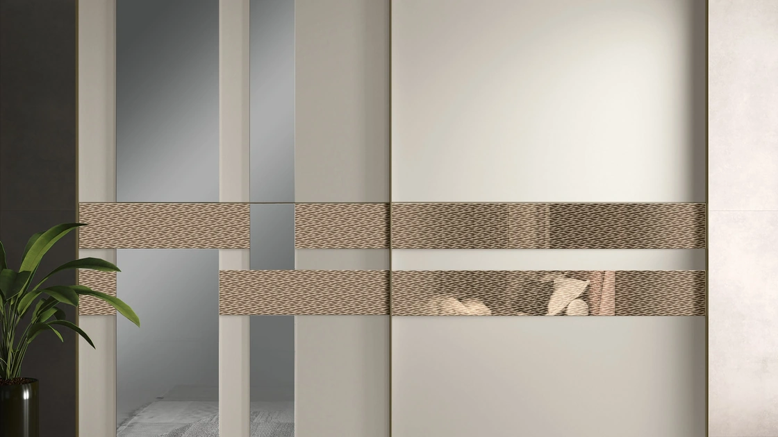 Armadio 14B con ante scorrevoli in laccato opaco con inserti a specchio e specchio decorato di Corso 11