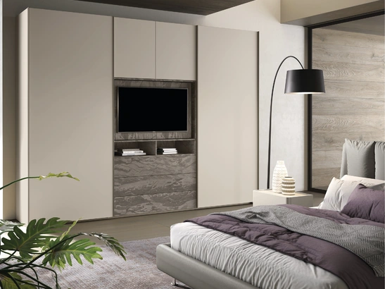 Armadio 33 con ante scorrevoli in laccato opaco e materico decor con pannello porta TV di Corso 11