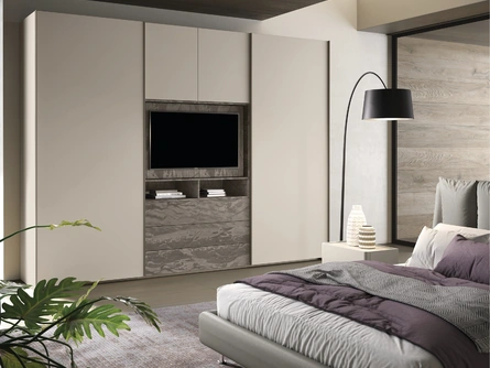 Armadio 33 con ante scorrevoli in laccato opaco e materico decor con pannello porta TV di Corso 11