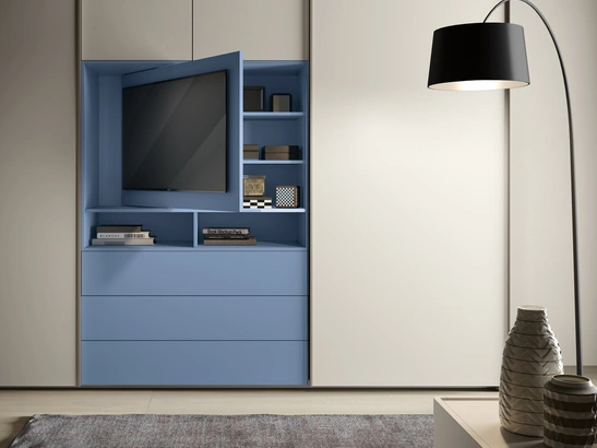 Armadio 34 con ante scorrevoli in laccato opaco con pannello porta TV di Corso 11