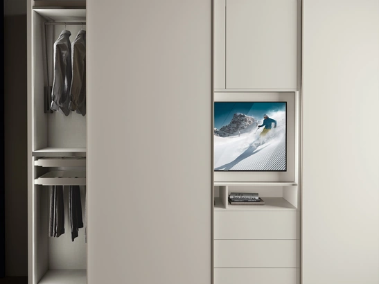 Armadio 35 con ante scorrevoli in laccato opaco con pannello porta TV di Corso 11