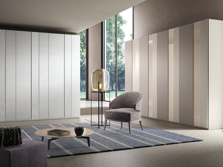 Armadio 37 con ante battenti in laccato opaco con inserti in laccato lucido o decor di Corso 11