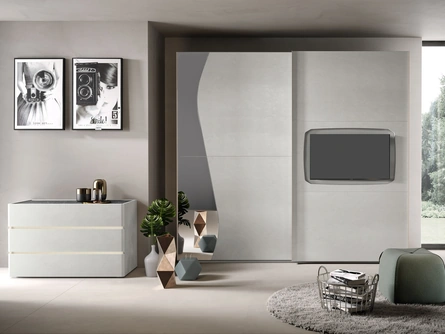 Armadio 43 con ante scorrevoli in melaminico con inserto a specchio e vano porta TV di Corso 11