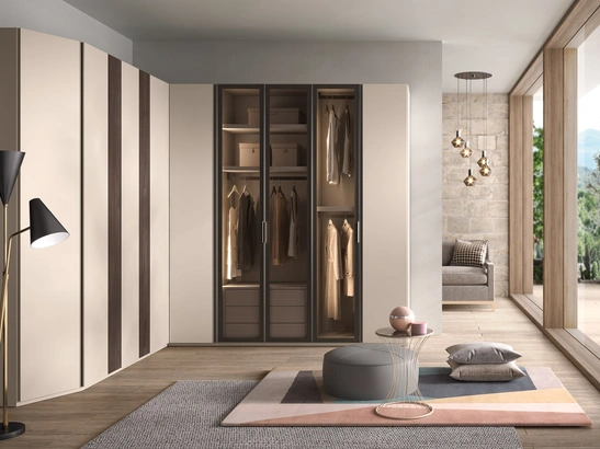 Armadio 60 ad angolo in laccato e vetro con inserti in materico con ante battenti di Corso 11