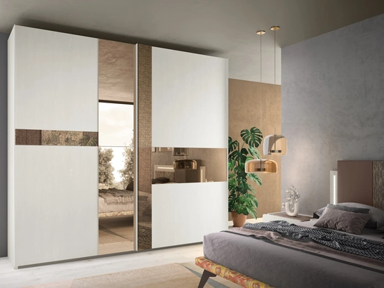 Armadio 16B con ante scorrevoli in melaminico effetto legno e inserti a specchio bronzato con e senza decoro di Corso 11
