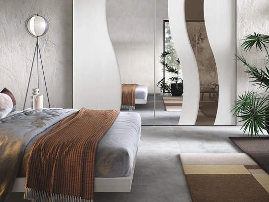 Armadio con ante scorrevoli Dolly in frassino e specchio di Adriatica