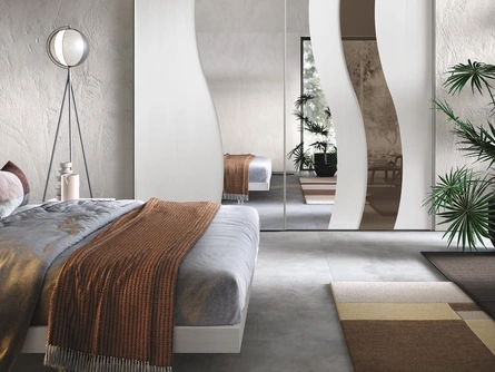 Armadio con ante scorrevoli Dolly in frassino e specchio di Adriatica