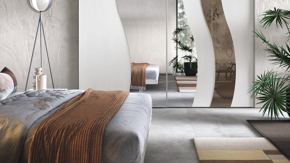 Armadio con ante scorrevoli Dolly in frassino e specchio di Adriatica