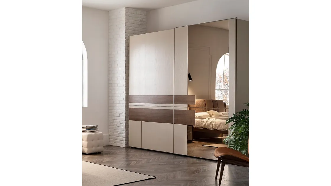 Armadio Aurea in legno con inserto a specchio di Fasolin