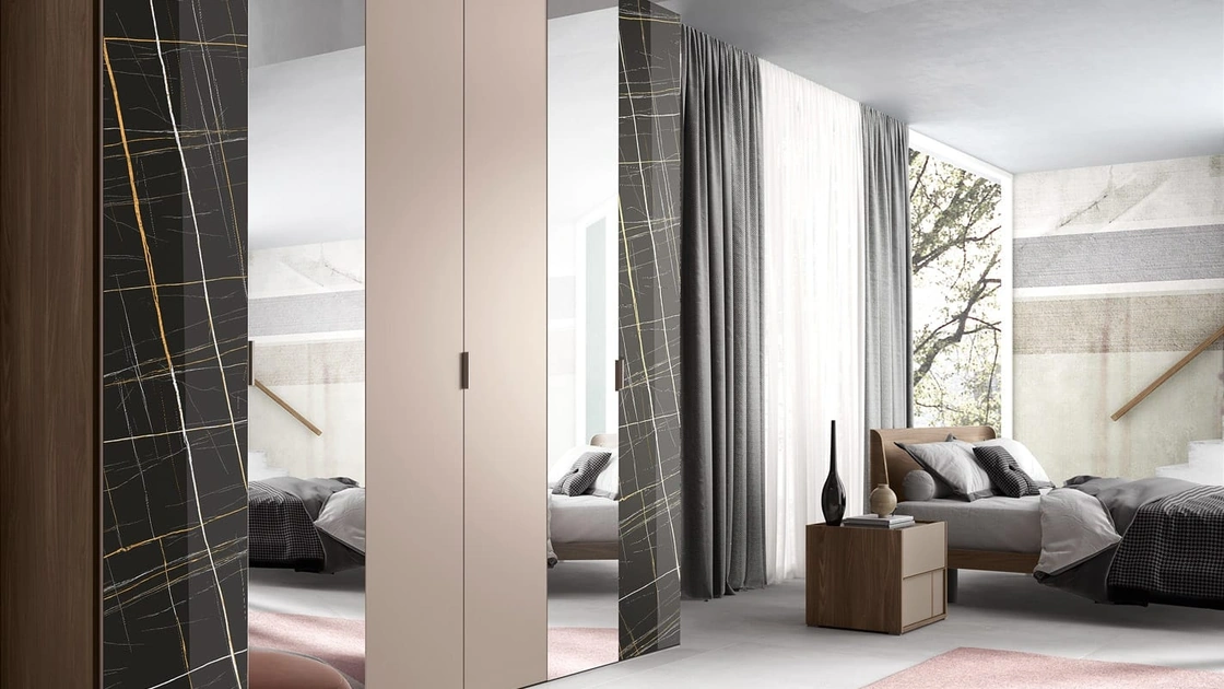 Armadio con ante scorrevoli in nobilitato e vetro Kappa di AdriaticaArmadio con ante scorrevoli in nobilitato e vetro Kappa di Adriatica