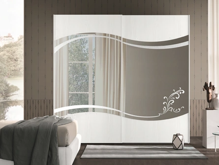 Armadio con ante scorrevoli Kelly in frassino bianco e specchio con decorazioni di Adriatica