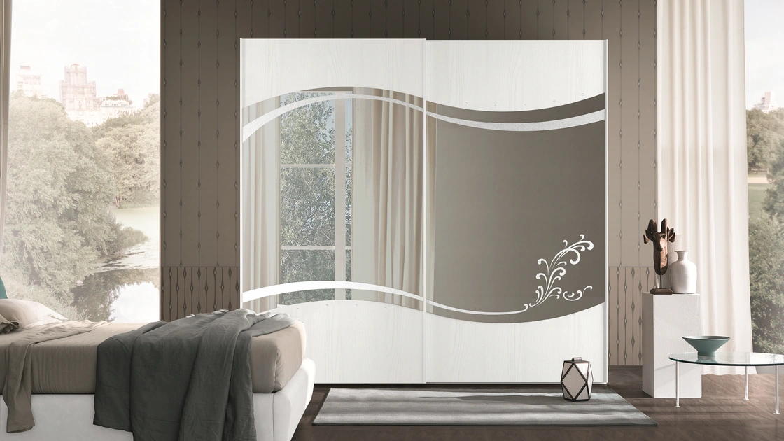 Armadio con ante scorrevoli Kelly in frassino bianco e specchio con decorazioni di Adriatica