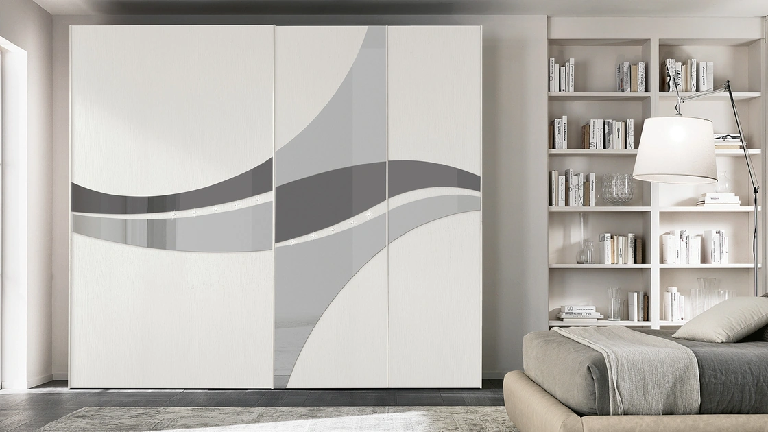 Armadio Mirea con ante scorrevoli in frassino e specchio di Adriatica