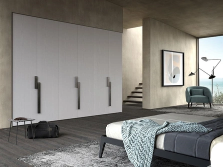 Armadio con ante battenti Comp 356 in frassino laccato ghiaccio di Mobilgam