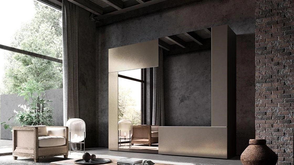 Armadio con ante scorrevoli Comp 306 in laccato metallizzato ottone e specchio bronzo di Mobilgam