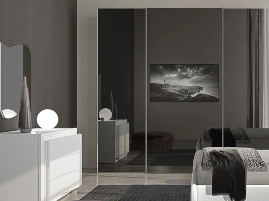 Armadio Riflessi con ante scorrevoli a specchio di Adriatica