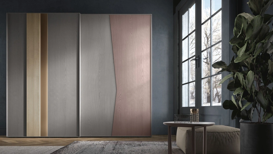 Armadio con ante scorrevoli in frassino tinto con colori differenti e inserti in legno cannettato e in laccato Rame Ring di Adriatica