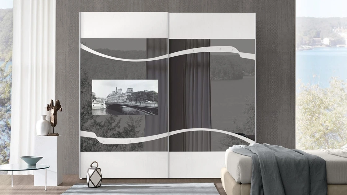 Armadio con ante scorrevoli Zaffiro in frassino bianco e specchi di Adriatica